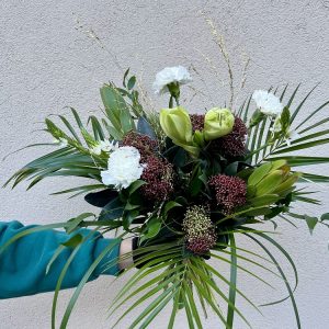 Joulukimppu Snow on sidottu valoisen amarylliksen ympärille.