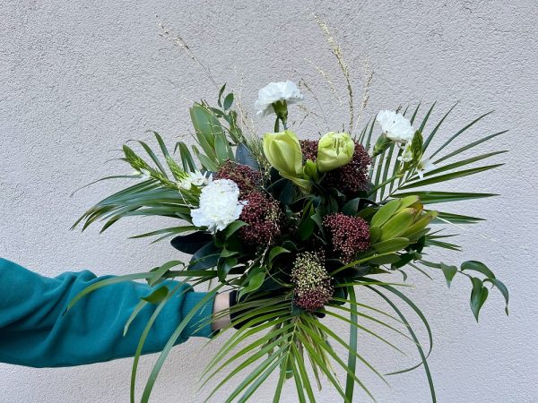 Joulukimppu Snow on sidottu valoisen amarylliksen ympärille.