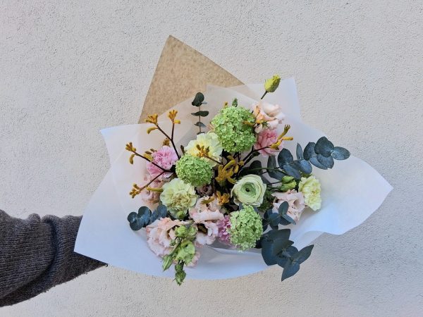 Kukkakimppu ystävänpäivään, floristi Marinan suunnittelema.