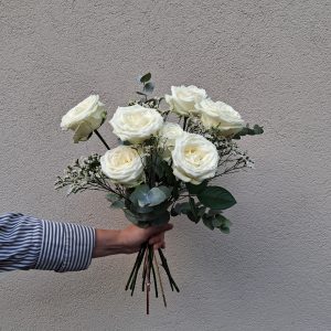 Valkoinen ruusukimppu osanottoon Florannasta.