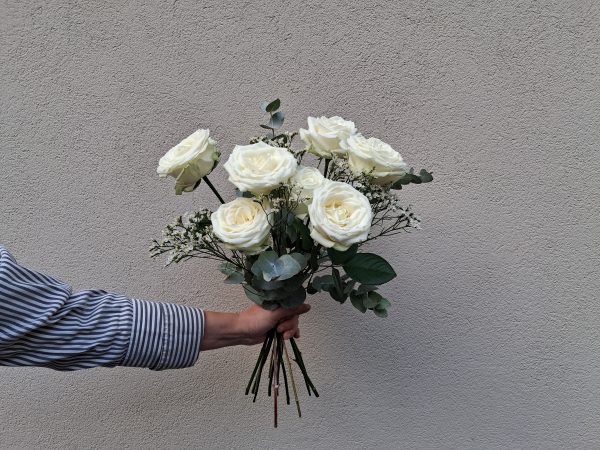 Valkoinen ruusukimppu osanottoon Florannasta.